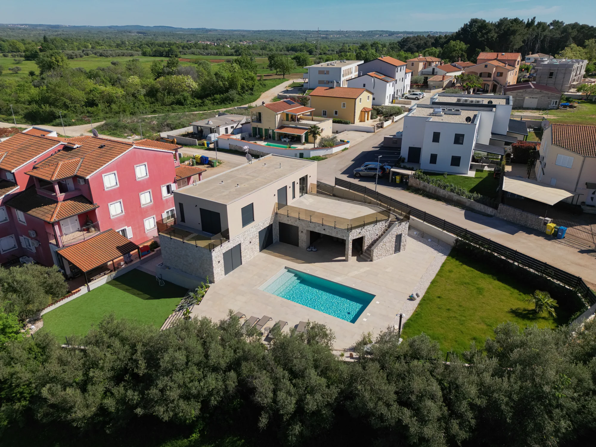 Designhaus mit Pool – Luftaufnahme des Hauses und Grundstücks