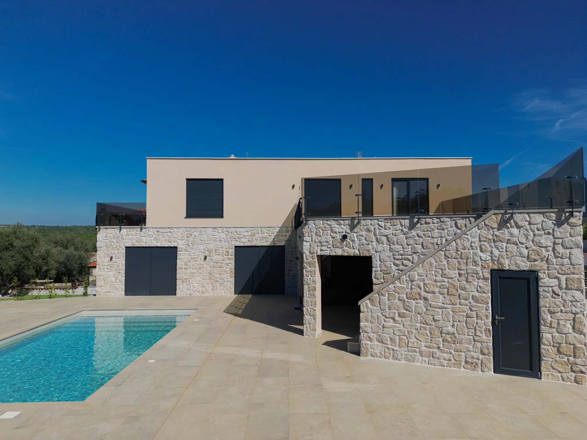 Designhaus mit Pool – Fassade, obere Terrasse und Pool