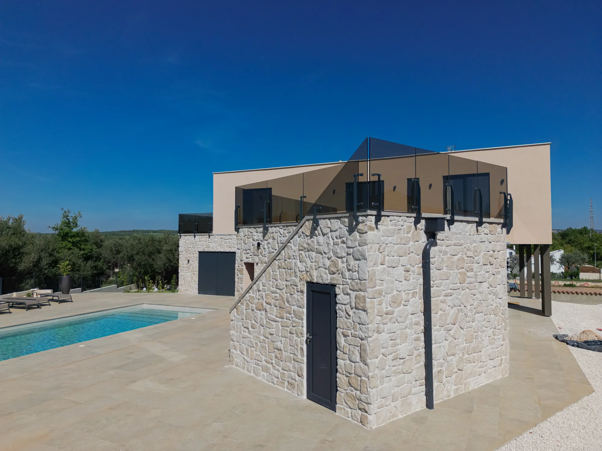 Designhaus mit Pool – Detailansicht der Natursteinfassade