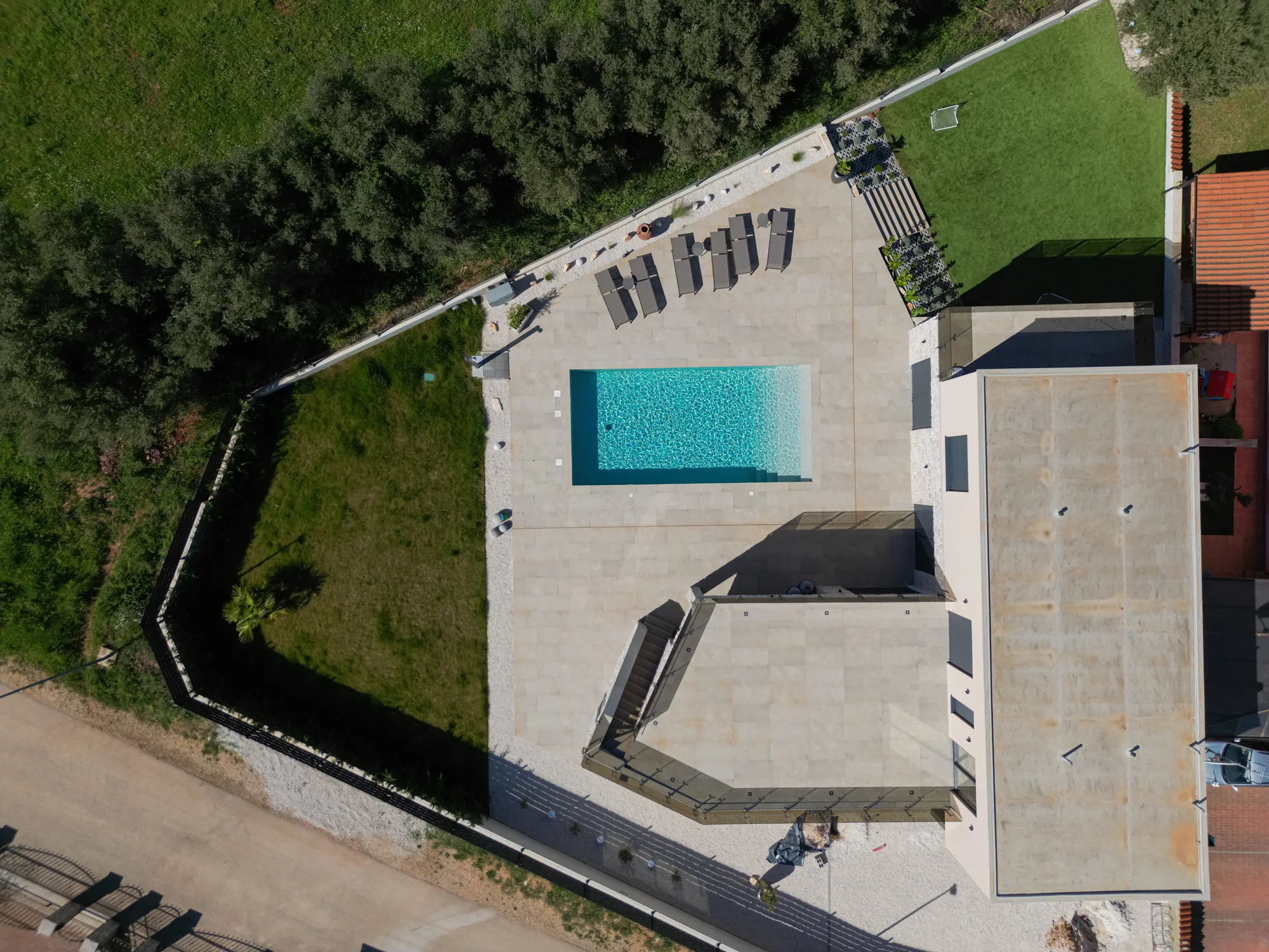 Designhaus mit Pool – Blick von oben auf Haus, Pool und Außenanlagen